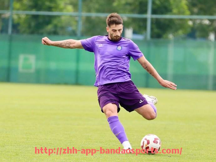 半岛体育app-法甲顶级射手合同详情及高薪球员影响分析